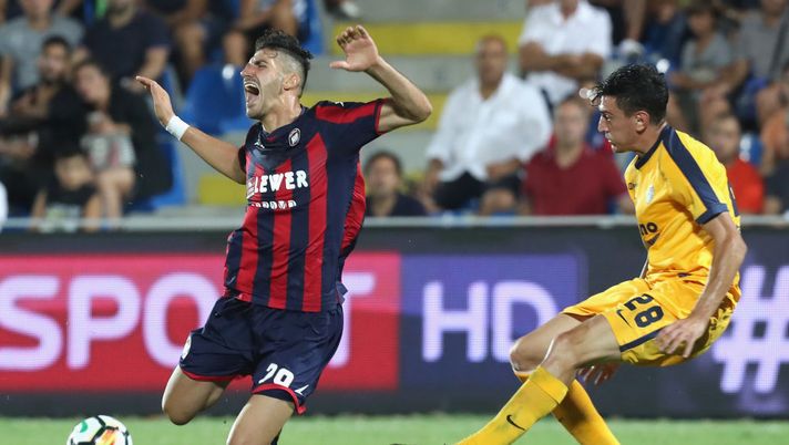 CROTONE, ITALY - AUGUST 27: Marcello Trotta (L) of Crotone competes for the ball with Alex Ferrari of Verona during the Serie A match between FC Crotone and Hellas Verona FC at Stadio Comunale Ezio Scida on August 27, 2017 in Crotone, Italy. (Photo by Maurizio Lagana/Getty Images) CROTONE, ITALY - AUGUST 27: Marcello Trotta (L) of Crotone competes for the ball with Alex Ferrari of Verona during the Serie A match between FC Crotone and Hellas Verona FC at Stadio Comunale Ezio Scida on August 27, 2017 in Crotone, Italy. (Photo by Maurizio Lagana/Getty Images)