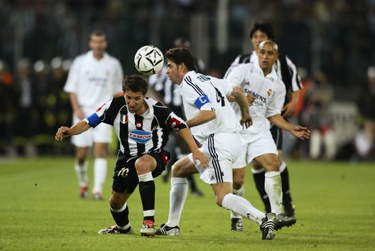 TURIN - MAY 14: Alessandro Del Piero of Juventus is tackled by Fernando Hierro of Real Madrid during the UEFA Champions League semi final, second leg match between Juventus and Real Madrid on May 14, 2003 at the Stadio Delle Alpi in Turin, Italy. Juventus won the match 3-1 and 4-3 on aggregate. (Photo by Clive Mason/Getty Images) La filosofia Real spiegata da Hierro: “Conta solo vincere. Alcuni campioni non hanno retto la pressione”- immagine 2