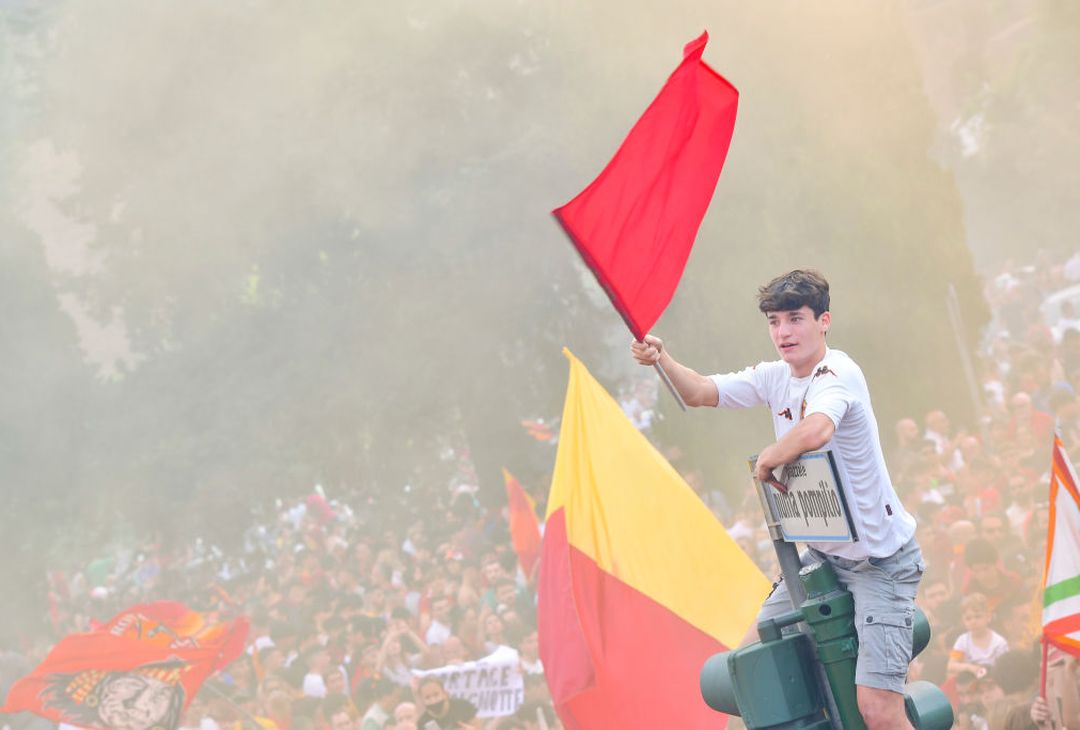 Roma, il popolo giallorosso in festa visto dal pullman della squadra – FOTO GALLERY - immagine 24