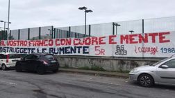 Derby e dialetto, nello striscione dei tifosi del Genoa compaiono le “rumente”: ogni riferimento ai sampdoriani…