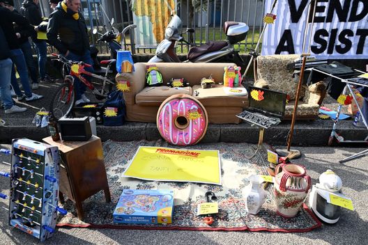 VERONA, ITALY - JANUARY 28: Hellas Verona fans organize a bazaar in protest with president Maurizio Setti for the sale of many players during the Serie A TIM match between Hellas Verona FC and Frosinone Calcio - Serie A TIM at Stadio Marcantonio Bentegodi on January 28, 2024 in Verona, Italy. (Photo by Alessandro Sabattini/Getty Images)  Bazar al Bentegodi, la Curva a Setti: “Vendi tutto e continua a sistemare i tuoi conti!”- immagine 2