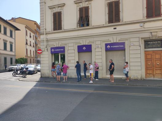 FOTO VN – Via agli abbonamenti: prima coda al Viola Point- immagine 2