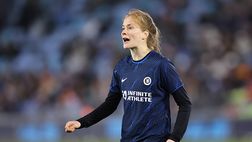 Calzini con gli stessi colori e gli sponsor invertiti: il London derby femminile inizia mezz’ora dopo…