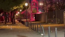 Barcellona-Napoli, scontri tra ultras di casa e la Polizia: divelto un cancello