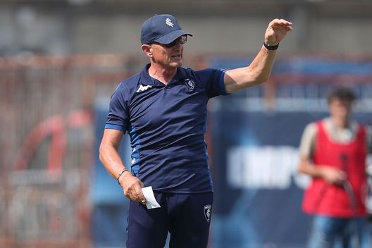 EMPOLI, ITALY - SEPTEMBER 11: Aurelio Andreazzoli manager of Empoli FC gestures during the Serie A match between Empoli FC and Venezia FC at Stadio Carlo Castellani on September 11, 2021 in Empoli, Italy. (Photo by Gabriele Maltinti/Getty Images) Andreazzoli: “Ranocchia, rovesciata da figurine. Con i difensori dell’Inter non sono fortunato”- immagine 2