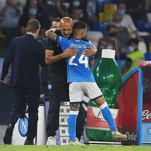 NAPLES, ITALY - SEPTEMBER 26: Luciano Spalletti SSC Napoli coach greets Lorenzo Insigne after his substitution during the Serie A match between SSC Napoli and Cagliari Calcio at Stadio Diego Armando Maradona on September 26, 2021 in Naples, Italy. (Photo by Francesco Pecoraro/Getty Images) NAPLES, ITALY - SEPTEMBER 26: Luciano Spalletti SSC Napoli coach greets Lorenzo Insigne after his substitution during the Serie A match between SSC Napoli and Cagliari Calcio at Stadio Diego Armando Maradona on September 26, 2021 in Naples, Italy. (Photo by Francesco Pecoraro/Getty Images)