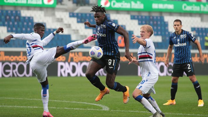 BERGAMO, ITALY - OCTOBER 24: Duvan Zapata of Atalanta BC is challenged by Keita Balde (L) and Morten Thorsby (R) of UC Sampdoria during the Serie A match between Atalanta BC and UC Sampdoria at Gewiss Stadium on October 24, 2020 in Bergamo, Italy. (Photo by Emilio Andreoli/Getty Images) BERGAMO, ITALY - OCTOBER 24: Duvan Zapata of Atalanta BC is challenged by Keita Balde (L) and Morten Thorsby (R) of UC Sampdoria during the Serie A match between Atalanta BC and UC Sampdoria at Gewiss Stadium on October 24, 2020 in Bergamo, Italy. (Photo by Emilio Andreoli/Getty Images)