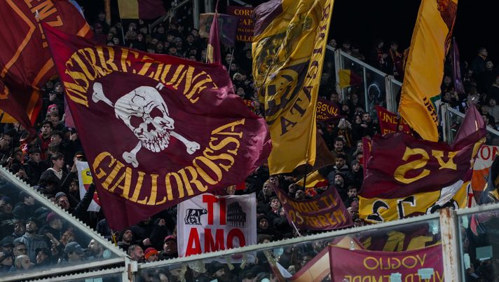 FLORENCE, ITALY - MARCH 10: AS Roma fans during the Serie A TIM match between ACF Fiorentina and AS Roma - Serie A TIM at Stadio Artemio Franchi on March 10, 2024 in Florence, Italy. (Photo by Fabio Rossi/AS Roma via Getty Images) (Photo by Fabio Rossi/AS Roma via Getty Images) Milan-Roma, scatta la prima fase di vendita: sold out il settore ospiti - immagine 1