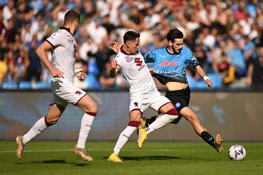 NAPLES, ITALY - OCTOBER 01: Khvicha Kvaratskhelia of SSC Napoli scores the third goal for his team during the Serie A match between SSC Napoli and Torino FC at Stadio Diego Armando Maradona on October 01, 2022 in Naples, Italy. (Photo by Francesco Pecoraro/Getty Images)