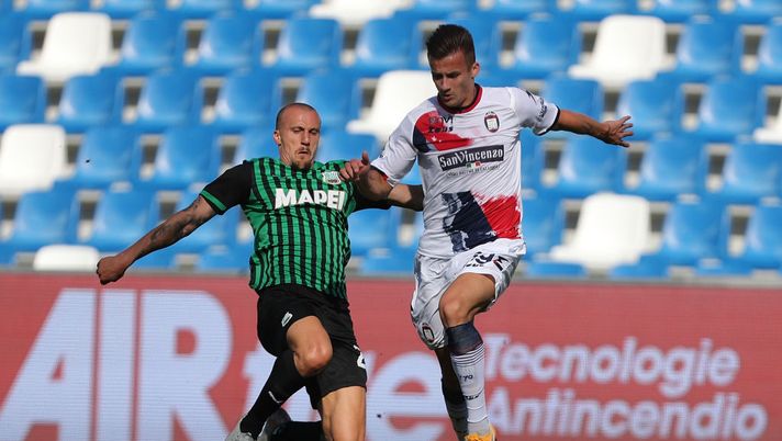 REGGIO NELL'EMILIA, ITALY - OCTOBER 03: Vlad Chriches of US Sassuolo battles for the ball with Arkadiusz Reca of FC Crotone during the Serie A match between US Sassuolo and FC Crotone at Mapei Stadium - Città del Tricolore on October 3, 2020 in Reggio nell'Emilia, Italy (Photo by Gabriele Maltinti/Getty Images) REGGIO NELL'EMILIA, ITALY - OCTOBER 03: Vlad Chriches of US Sassuolo battles for the ball with Arkadiusz Reca of FC Crotone during the Serie A match between US Sassuolo and FC Crotone at Mapei Stadium - Città del Tricolore on October 3, 2020 in Reggio nell'Emilia, Italy (Photo by Gabriele Maltinti/Getty Images)