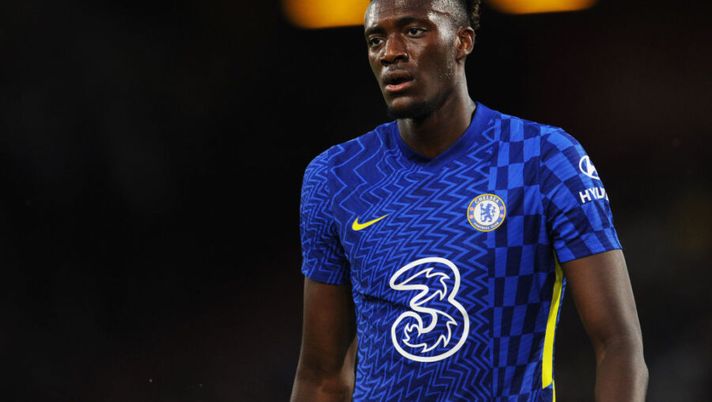 BOURNEMOUTH, ENGLAND - JULY 27: Tammy Abraham of Chelsea looks on during the Pre-Season Friendly match between AFC Bournemouth and Chelsea at Vitality Stadium on July 27, 2021 in Bournemouth, England. (Photo by Alex Burstow/Getty Images) Abraham diviso tra Roma e Arsenal: c’è la decisione definitiva sull’Atalanta - immagine 1