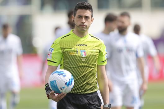 FLORENCE, ITALY - APRIL 03: Luca Massimi referee holds a ball during the Serie A match between ACF Fiorentina and Empoli FC at Stadio Artemio Franchi on April 3, 2022 in Florence, Italy. (Photo by Gabriele Maltinti/Getty Images) FLORENCE, ITALY - APRIL 03: Luca Massimi referee holds a ball during the Serie A match between ACF Fiorentina and Empoli FC at Stadio Artemio Franchi on April 3, 2022 in Florence, Italy. (Photo by Gabriele Maltinti/Getty Images)