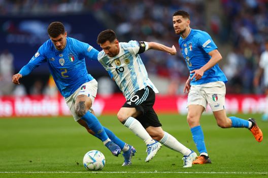 LONDON, ENGLAND - JUNE 01: Giovanni Di Lorenzo of Italy challenges Lionel Messi of Argentina during the 2022 Finalissima match between Italy and Argentina at Wembley Stadium on June 01, 2022 in London, England. (Photo by Alex Pantling/Getty Images) Di Lorenzo: “Non so se il ciclo sia finito, il mister farà le sue scelte io tengo tantissimo a questa maglia” - immagine 1