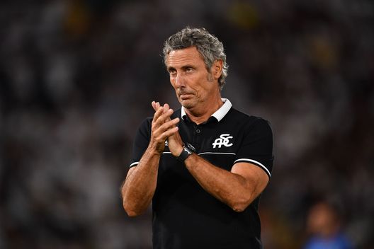 LA SPEZIA, ITALY - AUGUST 14: Spezia Calcio head coach Luca Gotti salutes the crowd during the Serie A match between Spezia Calcio and Empoli FC at Stadio Alberto Picco on August 14, 2022 in La Spezia, Italy. (Photo by Valerio Pennicino/Getty Images) Gotti: “C’era il rischio di sottovalutare l’impegno. Sono contento anche perché nessuno si è infortunato” - immagine 1