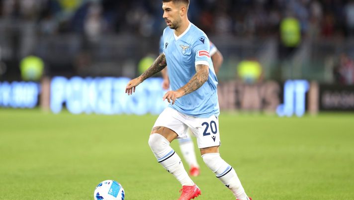 ROME, ITALY - SEPTEMBER 19: Mattia Zaccagni of SS Lazio controls the ball during the Serie A match between SS Lazio and Cagliari Calcio at Stadio Olimpico on September 19, 2021 in Rome, Italy. (Photo by Paolo Bruno/Getty Images)