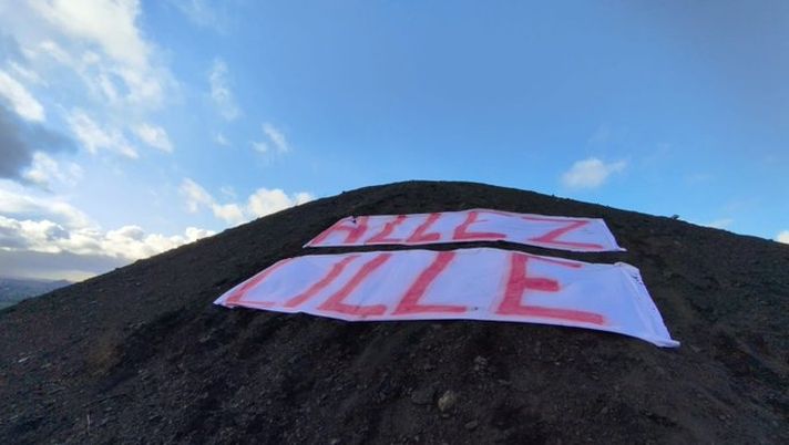Lille, il derby del Nord nell’alto dei cieli: mega-striscione su un cumulo di scorie - immagine 1