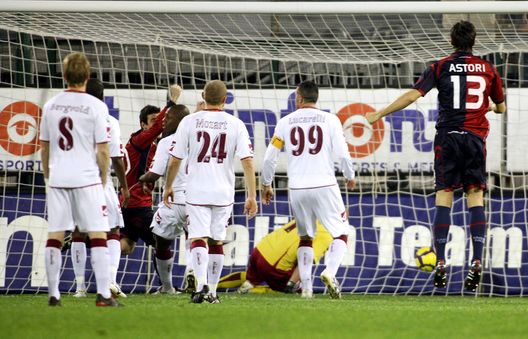 CAGLIARI, ITALY - JANUARY 16: Joaquin Larrivey of cagliari scores a goal during the Serie A match between Cagliari and Livorno at Stadio Sant'Elia on January 16, 2010 in Cagliari, Italy. (Photo by Enrico Locci/Getty Images) Larrivey: “Astori era speciale, un dolore immenso perderlo”- immagine 2