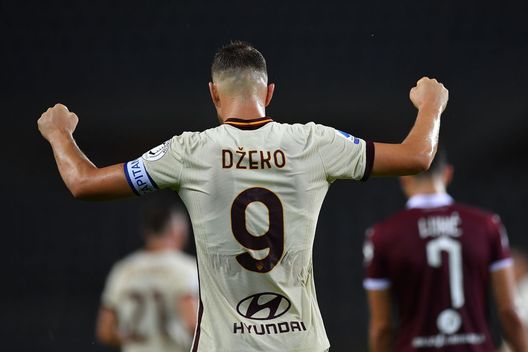 TURIN, ITALY - JULY 29: Edin Dzeko of AS Roma celebrates victory at the end of the Serie A match between Torino FC and AS Roma at Stadio Olimpico di Torino on July 29, 2020 in Turin, Italy. (Photo by Valerio Pennicino/Getty Images) TURIN, ITALY - JULY 29: Edin Dzeko of AS Roma celebrates victory at the end of the Serie A match between Torino FC and AS Roma at Stadio Olimpico di Torino on July 29, 2020 in Turin, Italy. (Photo by Valerio Pennicino/Getty Images)