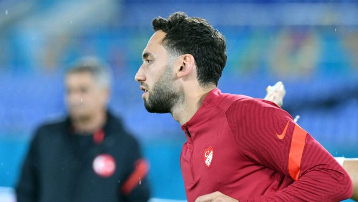 Turkey's midfielder Hakan Calhanoglu attends a training session at the Olympic Stadium in Rome on June 10, 2021 on the eve of the UEFA EURO 2020 Group A football match between Turkey and Italy. (Photo by Filippo MONTEFORTE / AFP) (Photo by FILIPPO MONTEFORTE/AFP via Getty Images) Calhanoglu, ecco l’annuncio dell’Inter! Il dietrofront Juve, la reazione di Pioli e Inzaghi…- immagine 1