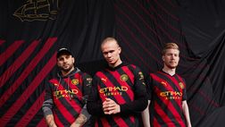 Manchester City, arriva la seconda maglia 2022-23 rossa e nera