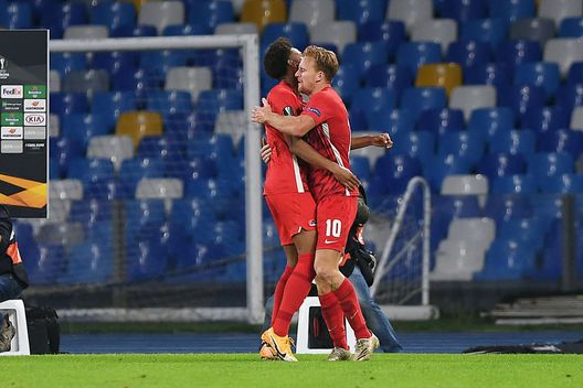 NAPLES, ITALY - OCTOBER 22: Calvin Stengs and Dani de Wit of AZ Alkmaar celebrate the 0-1 goal scored by Dani de Wit during the UEFA Europa League Group F stage match between SSC Napoli and AZ Alkmaar at Stadio San Paolo on October 22, 2020 in Naples, Italy. (Photo by Francesco Pecoraro/Getty Images) NAPLES, ITALY - OCTOBER 22: Calvin Stengs and Dani de Wit of AZ Alkmaar celebrate the 0-1 goal scored by Dani de Wit during the UEFA Europa League Group F stage match between SSC Napoli and AZ Alkmaar at Stadio San Paolo on October 22, 2020 in Naples, Italy. (Photo by Francesco Pecoraro/Getty Images)