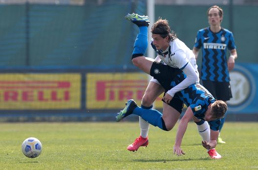 MILAN, ITALY - MARCH 13: Nicholas Bonfanti of FC Internazionale competes for the ball with Giorgio Cittadini of Atalanta BC during the Primavera 1 TIM match between FC Internazionale U19 and Atalanta BC U19 at Suning Youth Development Centre in memory of Giacinto Facchetti on March 13, 2021 in Milan, Italy. (Photo by Emilio Andreoli - Inter/Inter via Getty Images) Cittadini sì, ma in estate: la Fiorentina insiste- immagine 2
