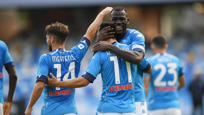 NAPLES, ITALY - OCTOBER 17: Dries Mertens, Kalidou Koulibaly and Hirving Lozano of SSC Napoli celebrate the 1-0 goal scored by Hirving Lozano during the Serie A match between SSC Napoli and Atalanta BC at Stadio San Paolo on October 17, 2020 in Naples, Italy. (Photo by Francesco Pecoraro/Getty Images)