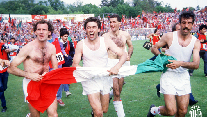 15 maggio 1988: Franco Baresi, Carlo Ancelotti e Pietro Paolo Virdis esultano, al termine di Como-Milan 1-1, per la conquista dello Scudetto (credits: acmilan.com) 