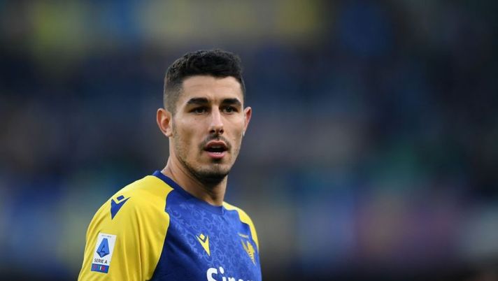 VERONA, ITALY - DECEMBER 12: Davide Faraoni of Hellas Verona looks on during the Serie A match between Hellas and Atalanta BC at Stadio Marcantonio Bentegodi on December 12, 2021 in Verona, Italy. (Photo by Alessandro Sabattini/Getty Images) Faraoni, Barak, Depaoli, Ilic, Simeone: chi gioca e chi rischia nel Verona - immagine 1