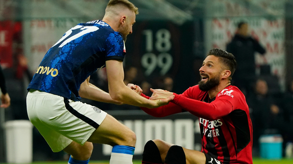 Olivier Giroud e Milan Skriniar durante Milan-Inter, derby d'andata delle semifinali della Coppa Italia 2021-2022 | AC Milan News (Getty Images) Giroud Skriniar derby Milan-Inter Coppa Italia 2021-2022