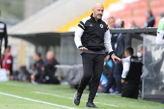LA SPEZIA, ITALY - MAY 15: Vincenzo Italiano manager of Spezia Calcio gestures during the Serie A match between Spezia Calcio and Torino FC at Stadio Alberto Picco on May 15, 2021 in La Spezia, Italy. (Photo by Gabriele Maltinti/Getty Images) LA SPEZIA, ITALY - MAY 15: Vincenzo Italiano manager of Spezia Calcio gestures during the Serie A match between Spezia Calcio and Torino FC at Stadio Alberto Picco on May 15, 2021 in La Spezia, Italy. (Photo by Gabriele Maltinti/Getty Images)
