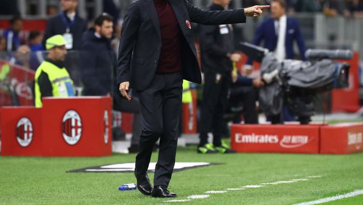 MILAN, ITALY - OCTOBER 31: AC Milan coach Stefano Pioli issues instructions to his players during the Serie A match between AC Milan and SPAL at Stadio Giuseppe Meazza on October 31, 2019 in Milan, Italy. (Photo by Marco Luzzani/Getty Images) MILAN, ITALY - OCTOBER 31: AC Milan coach Stefano Pioli issues instructions to his players during the Serie A match between AC Milan and SPAL at Stadio Giuseppe Meazza on October 31, 2019 in Milan, Italy. (Photo by Marco Luzzani/Getty Images)