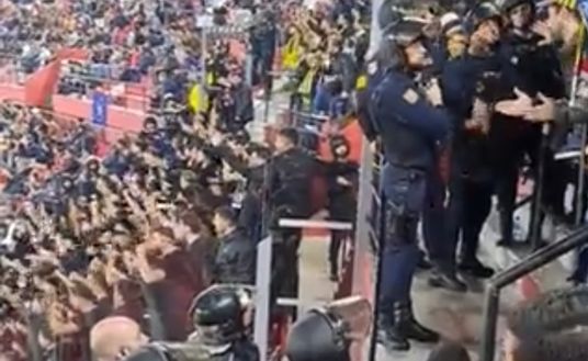 Istanbul, i tifosi bianconeri fuori dallo stadio nel derby Fenerbahce-Besiktas- immagine 2