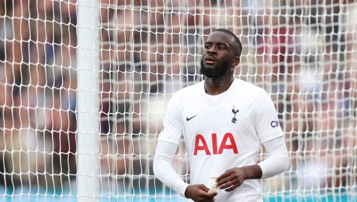 LONDON, ENGLAND - OCTOBER 24: Tanguy Ndombele of Tottenham Hotspur reacts as he leaves the pitch after being substituted during the Premier League match between West Ham United and Tottenham Hotspur at London Stadium on October 24, 2021 in London, England. (Photo by Julian Finney/Getty Images) Gazzetta: “Napoli, pronto il passaggio da Fabian a Ndombele. E per Keylor Navas…” - immagine 1