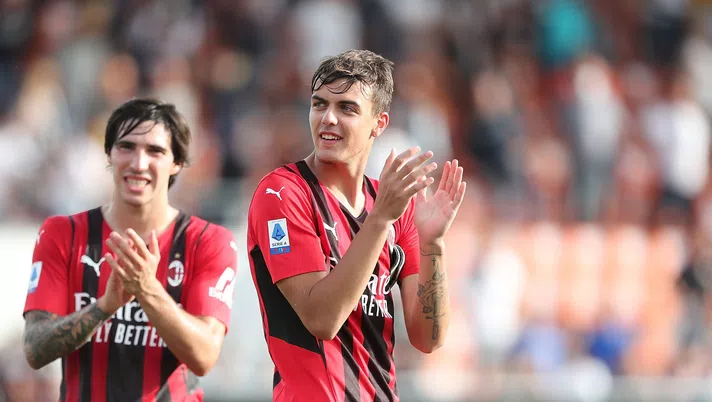 LA SPEZIA, ITALY - SEPTEMBER 25: Daniel Maldini of AC Milan celebrates the victory after  the Serie A match between Spezia Calcio and AC Milan at Stadio Alberto Picco on September 25, 2021 in La Spezia, Italy.  (Photo by Gabriele Maltinti/Getty Images)