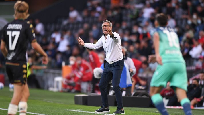 UDINE, ITALY - AUGUST 27: Luca Gotti head coach of Udinese Calcio  issues instructions to his players during the Serie A match between Udinese Calcio and Venezia FC at Dacia Arena on August 27, 2021 in Udine, Italy. (Photo by Alessandro Sabattini/Getty Images) 