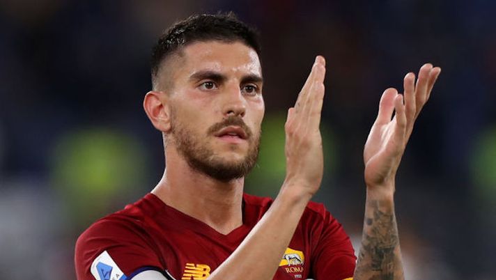 ROME, ITALY - OCTOBER 03: Lorenzo Pellegrini of AS Roma acknowledges the crowd after the Serie A match between AS Roma v Empoli FC at Stadio Olimpico on October 03, 2021 in Rome, Italy. (Photo by Paolo Bruno/Getty Images) Roma, Sky: “Sarà ancora 3-5-2, riecco Pellegrini dal 1′: chi perde il posto” - immagine 1