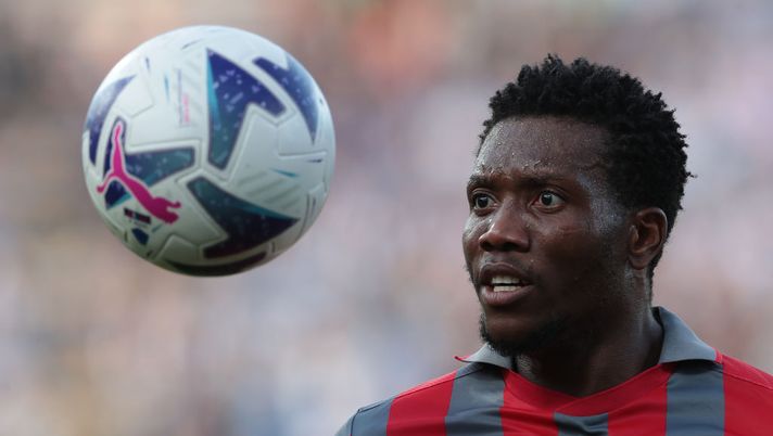 CREMONA, ITALY - OCTOBER 30: David Okereke of US Cremonese looks the ball during the Serie A match between US Cremonese and Udinese Calcio at Stadio Giovanni Zini on October 30, 2022 in Cremona, Italy. (Photo by Emilio Andreoli/Getty Images) Cremonese, subito Benassi e Felix in pole: le prove di formazione senza Dessers - immagine 1