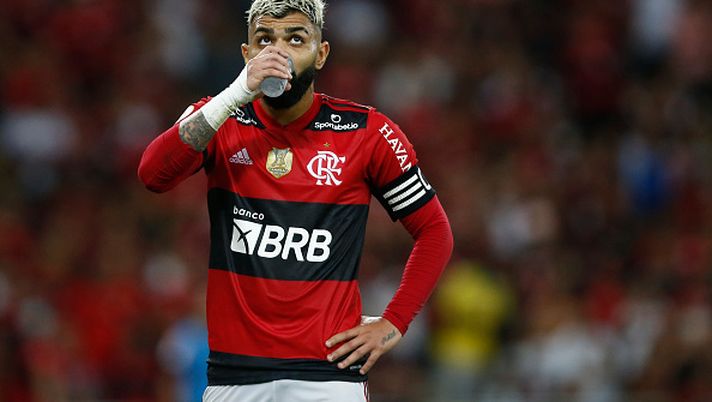 RIO DE JANEIRO, BRAZIL - DECEMBER 06: Gabriel Barbosa of Flamengo drinks water during a match between Flamengo and Santos as part of Brasileirao 2021 at at Maracana Stadium on December 6, 2021 in Rio de Janeiro, Brazil. (Photo by Wagner Meier/Getty Images) Il calcio del 2021: qual è la dieta corretta degli sportivi e come vanno ripartiti i nutrienti - immagine 1