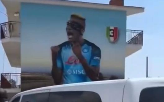 Osimhen emozionato davanti al suo murale a Castel Volturno: la reazione commovente- immagine 3