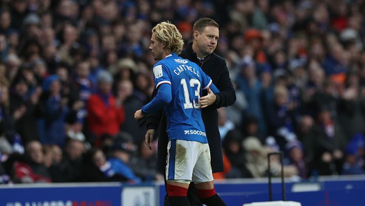 GLASGOW, SCOTLAND - JANUARY 28: Michael Beale, Manager of Rangers, embraces Todd Cantwell of Rangers during the Cinch Scottish Premiership match between Rangers FC and St. Johnstone FC at Ibrox Stadium on January 28, 2023 in Glasgow, Scotland. (Photo by Ian MacNicol/Getty Images) I Rangers, segnano senza rispettare il fair play: poi si scansano per far segnare gli avversarsi - immagine 1