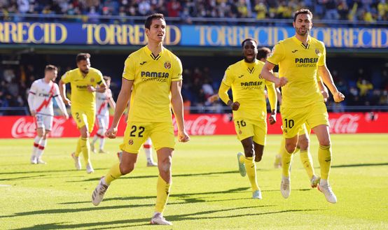 VILLARREAL, SPAIN - DECEMBER 12: Aissa Mandi of Villarreal CF celebrates after scoring their sides first goal during the La Liga Santander match between Villarreal CF and Rayo Vallecano at Estadio de la Ceramica on December 12, 2021 in Villarreal, Spain. (Photo by Aitor Alcalde/Getty Images) Juve, il Villarreal fa sul serio: 5-1 rifilato all’Espanyol - immagine 1