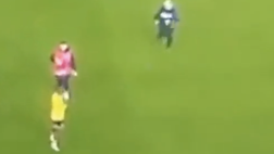 Batshuayi tira un calcio rotante a un tifoso dopo Trabzonspor-Fenerbahce