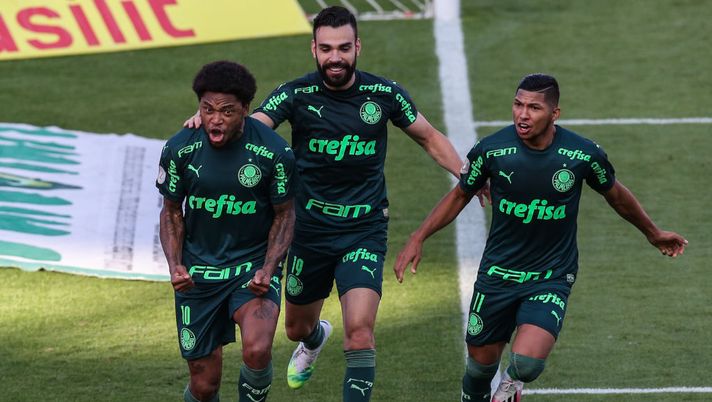 SAO PAULO, BRAZIL - AUGUST 23: Luiz Adriano (L) of Palmeiras celebrates with teammates Bruno Henrique (C) and Rony (R) after scoring the first goal of his team during the match between Palmeiras and Santos as part of the 2020 Brasileirao Series A at Allianz Parque on August 23, 2020 in Sao Paulo, Brazil. The match is played behind closed doors and with precautionary measures against the spread of coronavirus (COVID-19). (Photo by Alexandre Schneider/Getty Images) SAO PAULO, BRAZIL - AUGUST 23: Luiz Adriano (L) of Palmeiras celebrates with teammates Bruno Henrique (C) and Rony (R) after scoring the first goal of his team during the match between Palmeiras and Santos as part of the 2020 Brasileirao Series A at Allianz Parque on August 23, 2020 in Sao Paulo, Brazil. The match is played behind closed doors and with precautionary measures against the spread of coronavirus (COVID-19). (Photo by Alexandre Schneider/Getty Images)