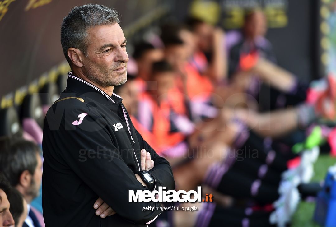  PALERMO, ITALY - APRIL 30:  Head coach Diego Bortoluzzi of Palermo looks on during the Serie A match between US Citta di Palermo and ACF Fiorentina at Stadio Renzo Barbera on April 30, 2017 in Palermo, Italy.  (Photo by Tullio M. Puglia/Getty Images) 