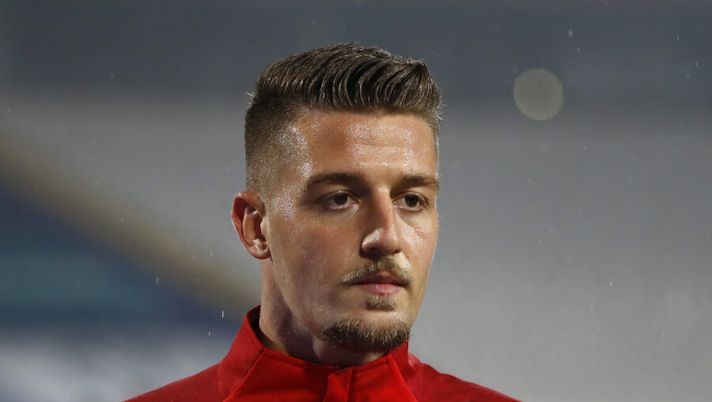 BELGRADE, SERBIA - NOVEMBER 12: Sergej Milinkovic-Savic of Serbia warms up prior to the UEFA EURO 2020 Play-Off Final between Serbia and Scotland at Rajko Mitic Stadium on November 12, 2020 in Belgrade, Serbia. Football Stadiums around Europe remain empty due to the Coronavirus Pandemic as Government social distancing laws prohibit fans inside venues resulting in fixtures being played behind closed doors. (Photo by Srdjan Stevanovic/Getty Images) ULTIM’ORA – Non solo Lazovic: anche Milinkovic positivo al Covid nella Serbia! - immagine 1