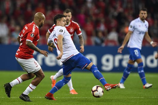  PORTO ALEGRE, BRAZIL - JULY 31: Patrick #5 of Internacional struggles for the ball with Gabriel Neves #8 of Nacional URU during a match between Internacional and Nacional URU as part of Copa CONMEBOL Libertadores 2019 at Beira-Rio Stadium on July 31, 2019 in Porto Alegre, Brazil. (Photo by Pedro Vilela/Getty Images) 