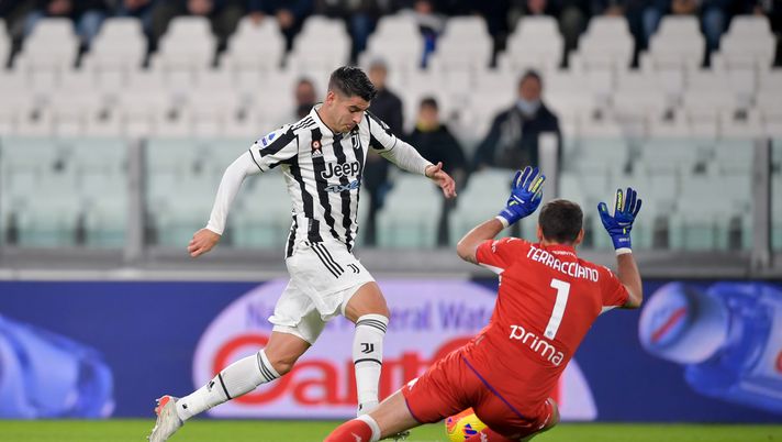 TURIN, ITALY - NOVEMBER 06: Alvaro Morata of Juventus in action against goalkeeper ACF Fiorentina Pietro Terracina during the Serie A match between Juventus FC and ACF Fiorentina at Allianz Stadium on November 06, 2021 in Turin, Italy. (Photo by Daniele Badolato - Juventus FC/Juventus FC via Getty Images) TURIN, ITALY - NOVEMBER 06: Alvaro Morata of Juventus in action against goalkeeper ACF Fiorentina Pietro Terracina during the Serie A match between Juventus FC and ACF Fiorentina at Allianz Stadium on November 06, 2021 in Turin, Italy. (Photo by Daniele Badolato - Juventus FC/Juventus FC via Getty Images)