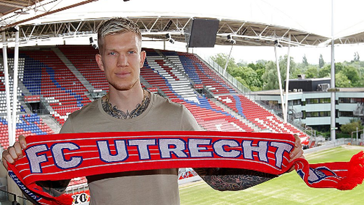 Simon Makienok firma un contratto triennale con l'Utrecht - 6 giugno 2017  Simon Makienok firma un contratto triennale con l'Utrecht - 6 giugno 2017