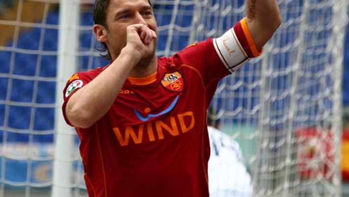 Totti: “E' il gol della liberazione”. Sotto la maglia la scritta “Scusate il ritardo” - immagine 1